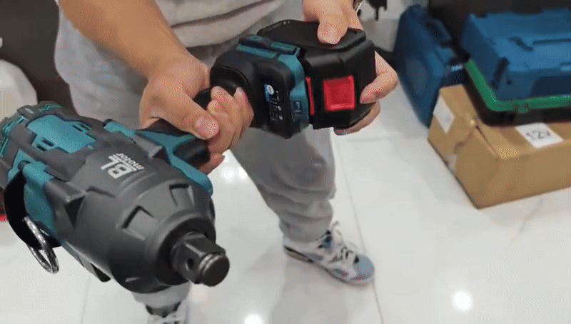 Makita - Cordless Impact Wrench Kit